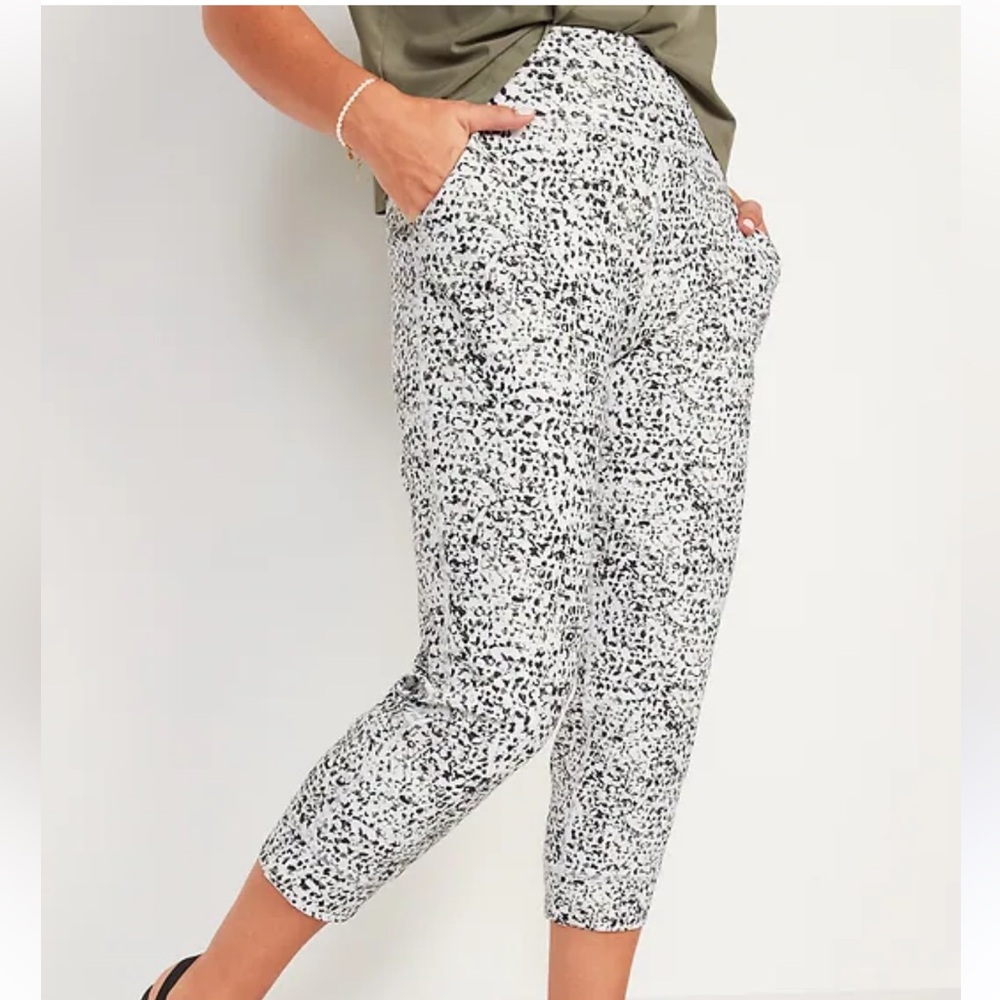 NWT- Old Navy High-Waisted PowerSoft Crop